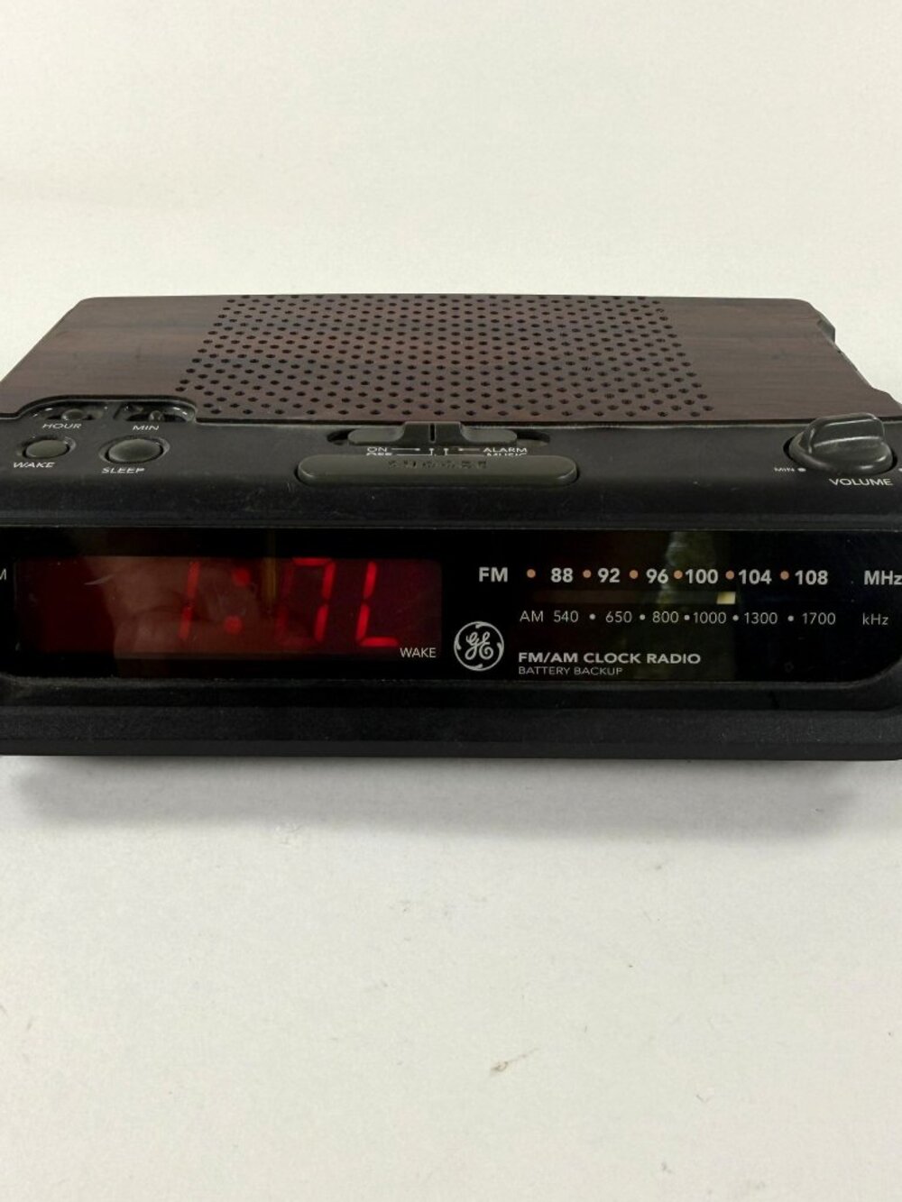 GE FM/AM Clock Radio Model 7-4613A Vintage Walnut-Like Finish Tested Works